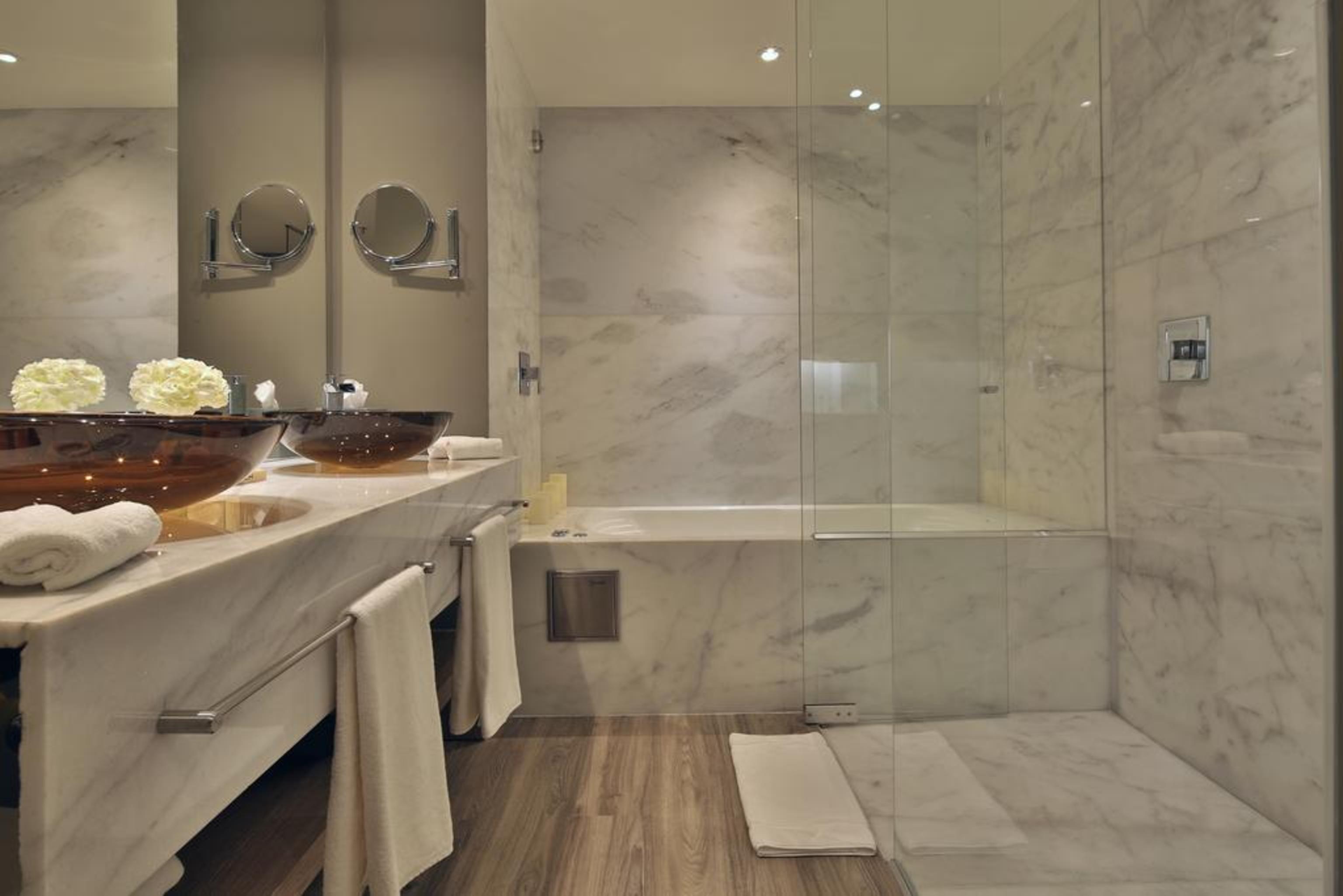 Hotel Movich Buro 51 Barranquilla  Exterior foto A shower enclosure with a fixed glass door