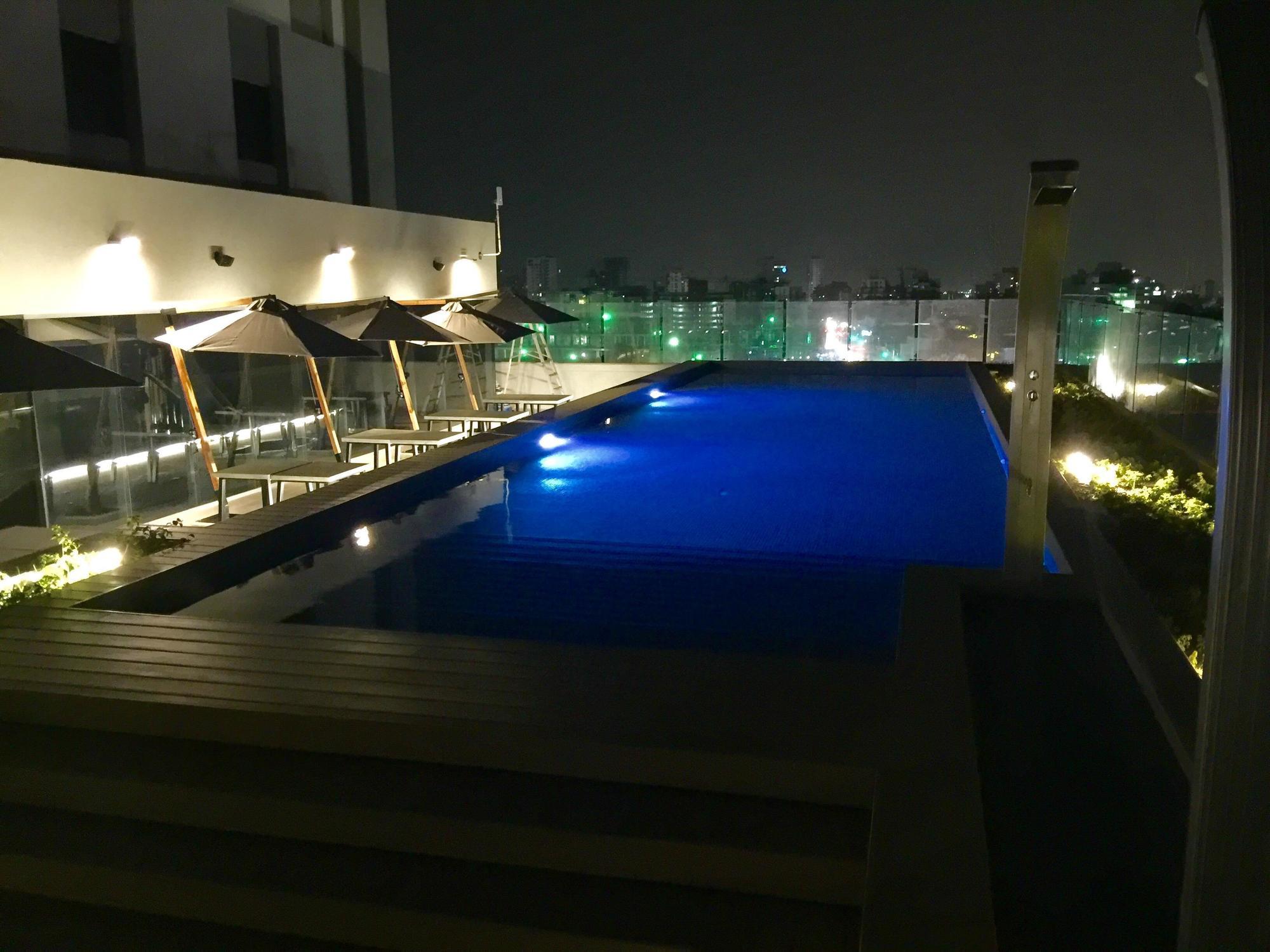 Hotel Movich Buro 51 Barranquilla  Exterior foto Rooftop pool at the hotel